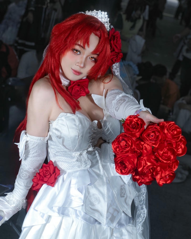 Ảnh cosplay nữ đẹp cô dâu tóc đỏ cầm hoa hồng đỏ