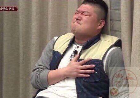 Một meme ôm tim đơn giản nhưng đủ lan tỏa nỗi bàng hoàng đến người khác