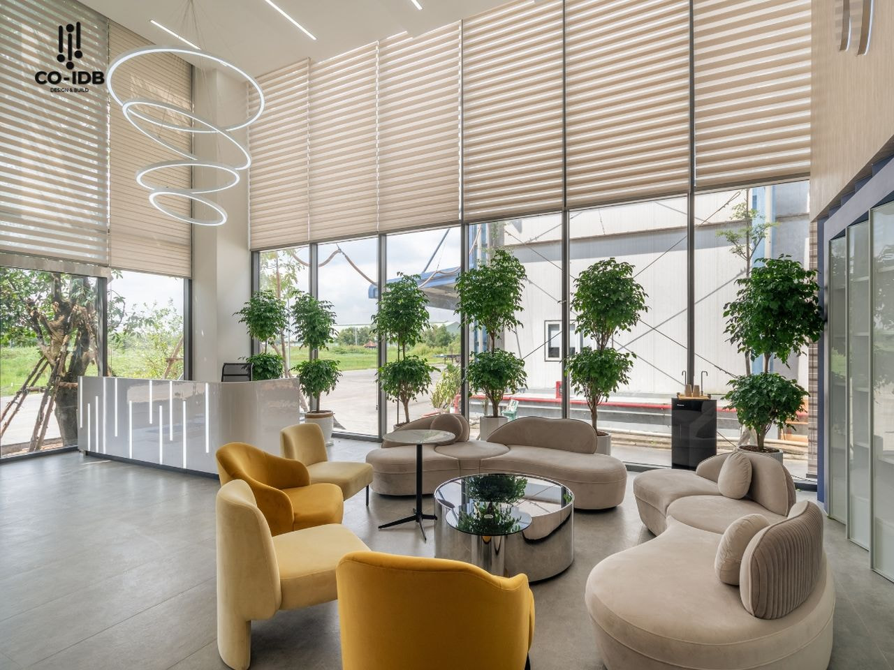 Khu lễ tân sử dụng màu có độ bão hòa thấp giúp tạo hình ảnh chuyên nghiệp