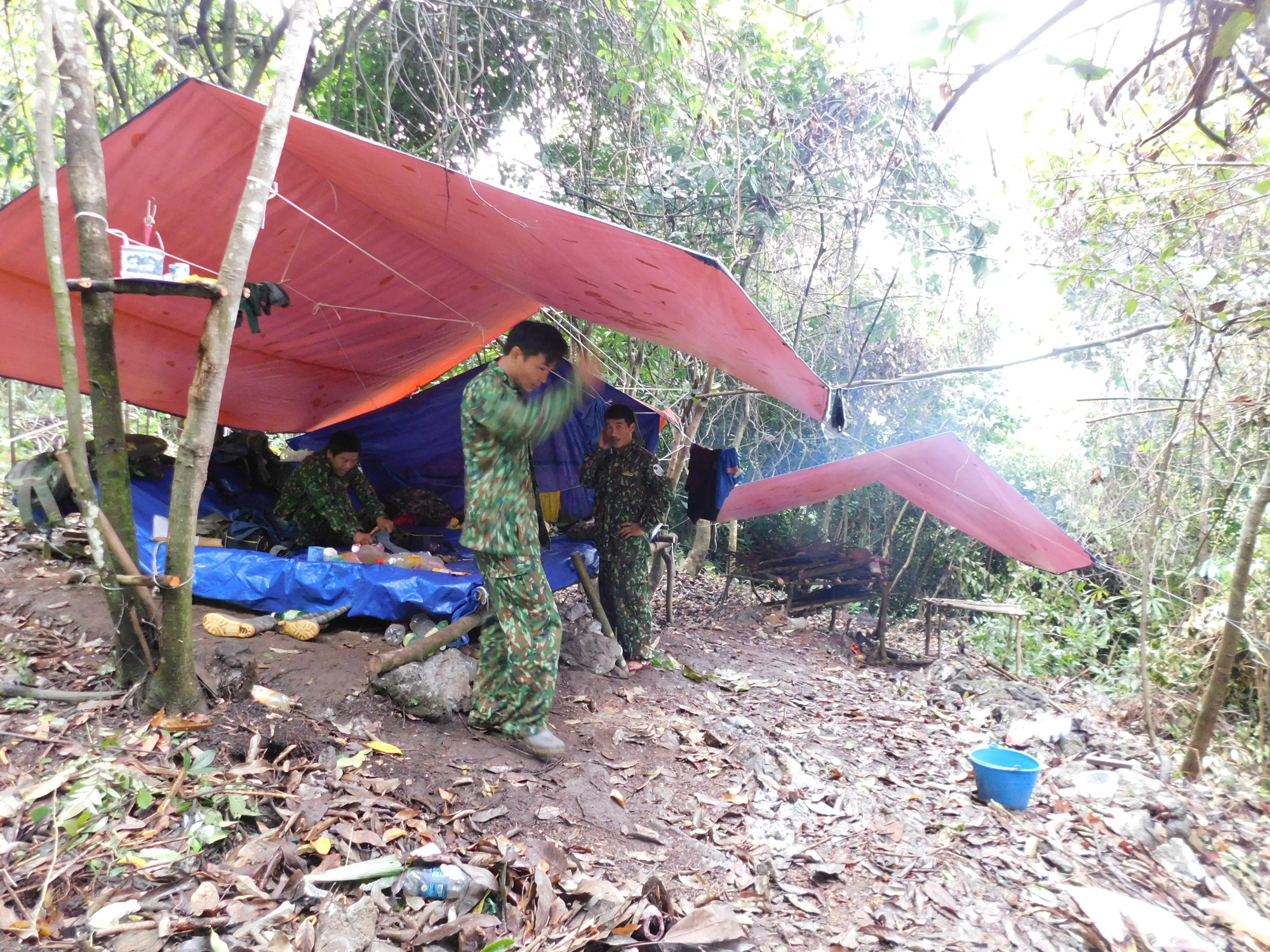 Cõng cả téc nước vào rừng sâu để... truy vết voọc. (Ảnh: Trung tâm Bảo tồn Thiên nhiên và Phát triển)
