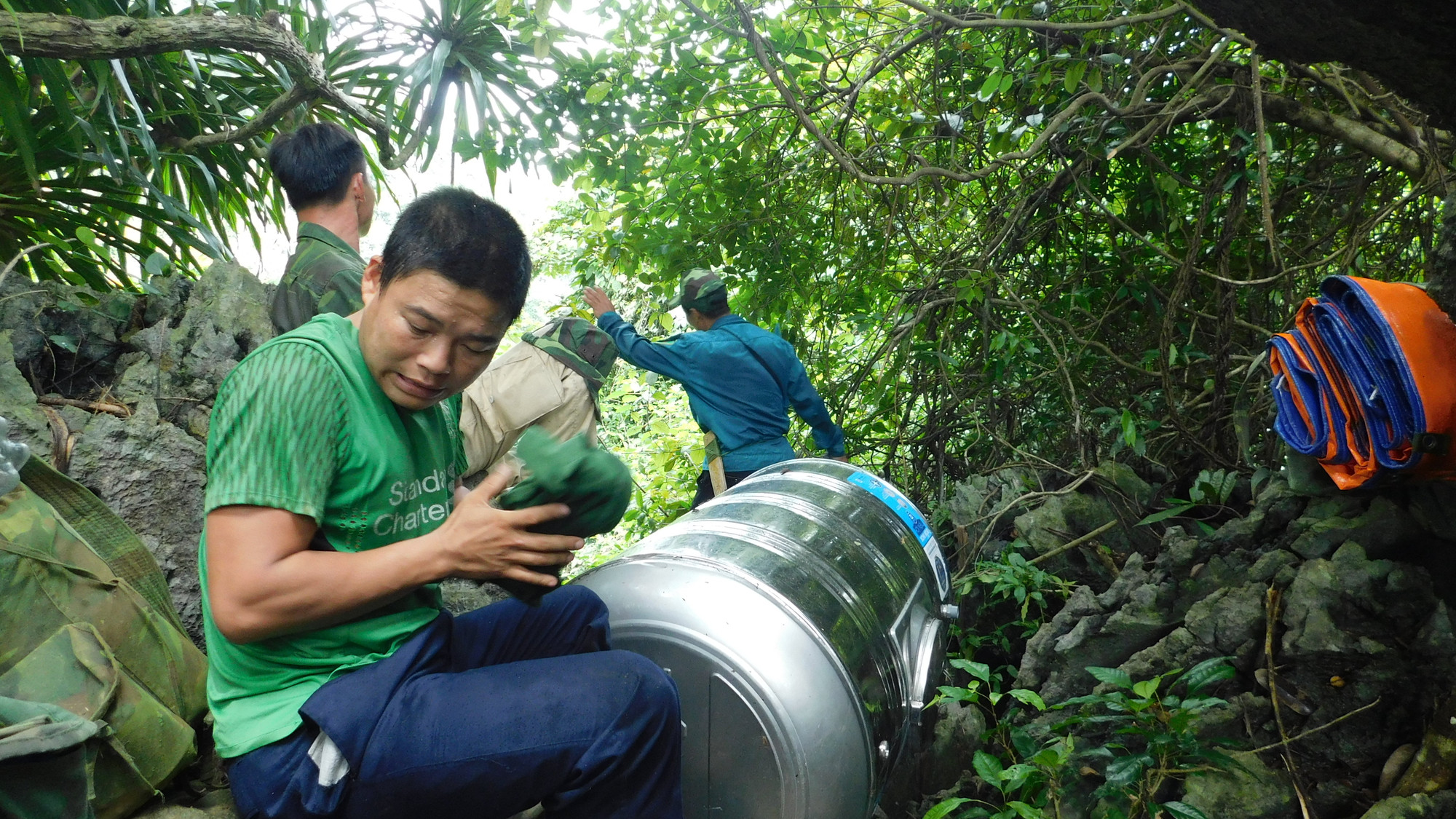 Mắc màn cho bể nước - cách làm chỉ những cán bộ thực địa theo chân loài động vật linh trưởng quý mới nghĩ ra. (Ảnh: Trung tâm Bảo tồn Thiên nhiên và Phát triển)