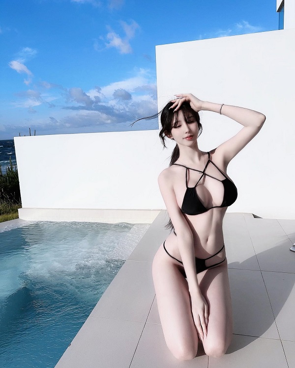 Gái Hàn selfie trong bộ bikini đen gợi cảm