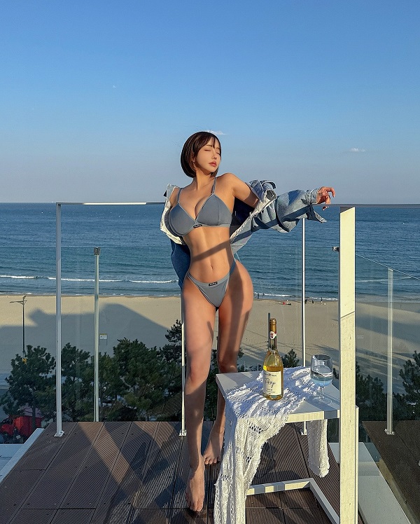 Ảnh gái Hàn xinh mặc bikini nhẹ nhàng trong nắng hè
