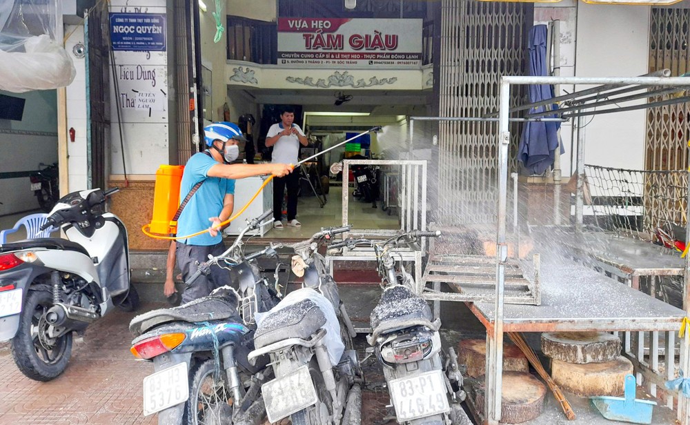 Lực lượng chức năng tỉnh Sóc Trăng tổ chức phun khử khuẩn tại các vựa mua bán, giết mổ