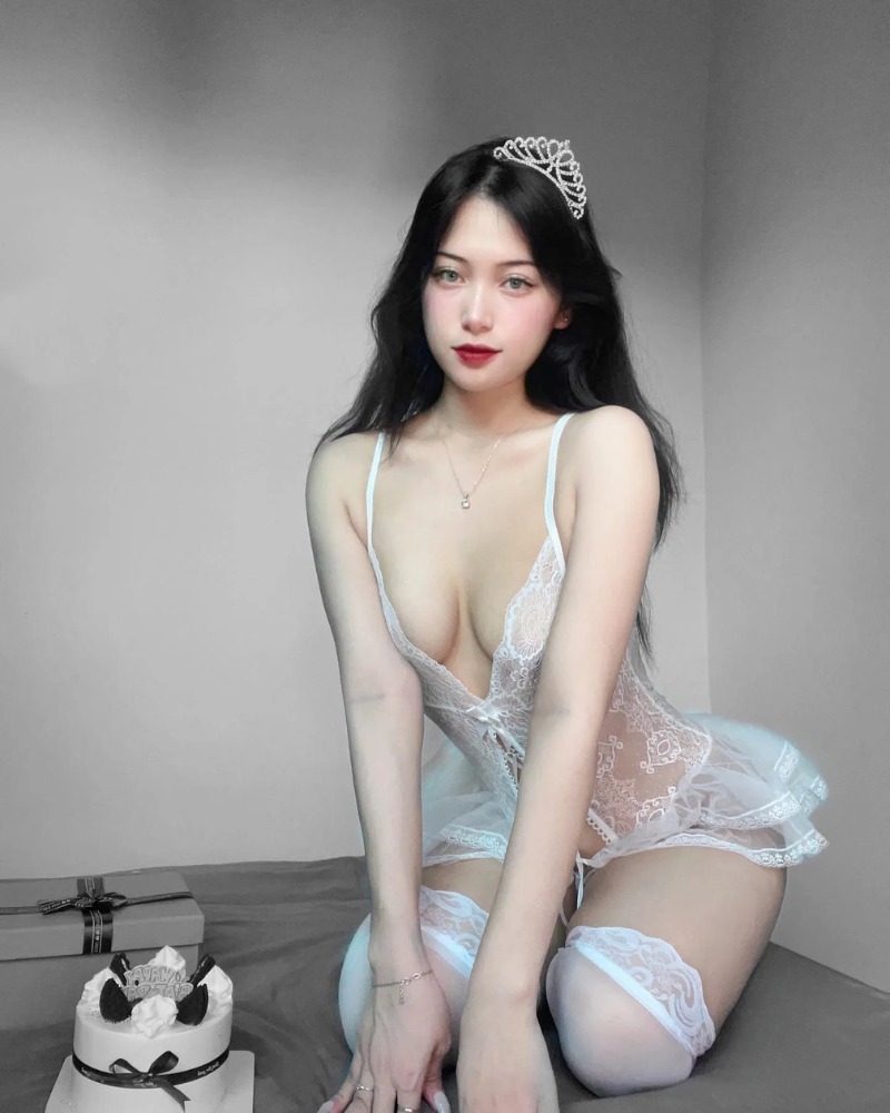 Gái xinh mặc áo ren khoe vú