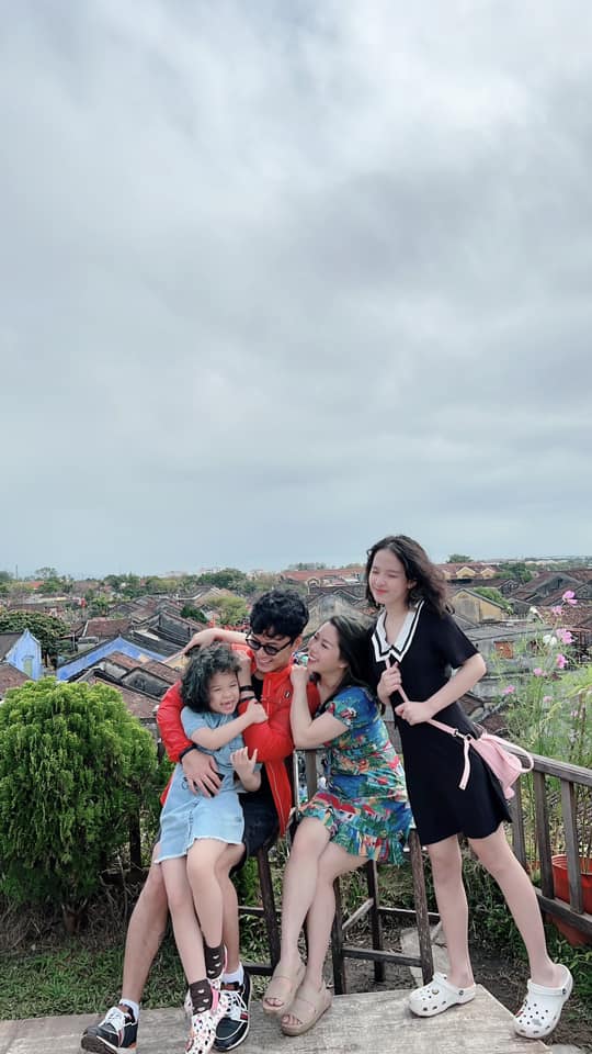 Con gái lớn Hồng Đăng 11 tuổi "trổ giò" cao hơn mẹ, má lúm đồng tiền giống hệt bố