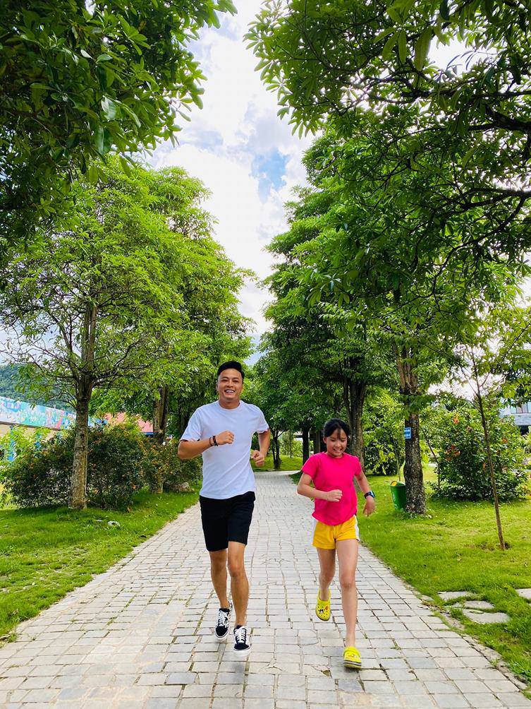 Con gái lớn Hồng Đăng 11 tuổi "trổ giò" cao hơn mẹ, má lúm đồng tiền giống hệt bố