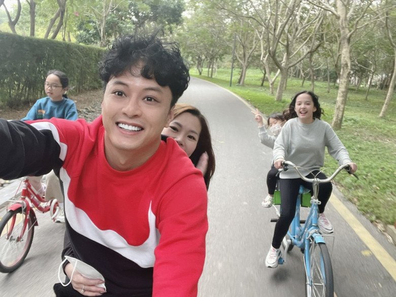 Con gái lớn Hồng Đăng 11 tuổi "trổ giò" cao hơn mẹ, má lúm đồng tiền giống hệt bố