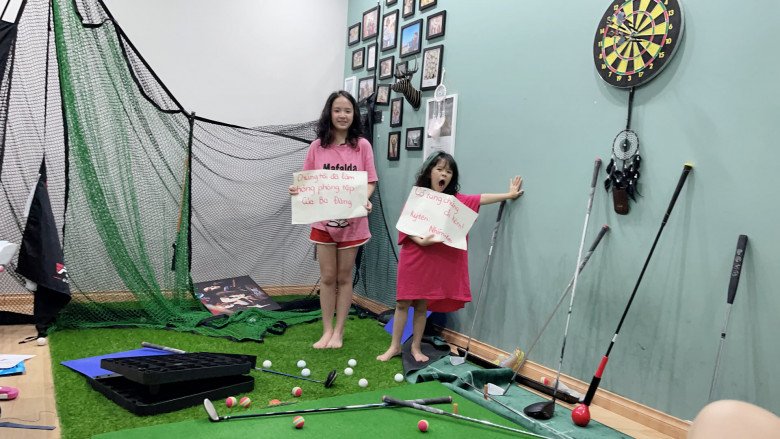 Con gái lớn Hồng Đăng 11 tuổi "trổ giò" cao hơn mẹ, má lúm đồng tiền giống hệt bố