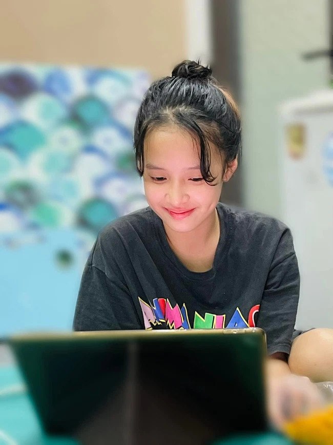 Con gái lớn Hồng Đăng 11 tuổi "trổ giò" cao hơn mẹ, má lúm đồng tiền giống hệt bố