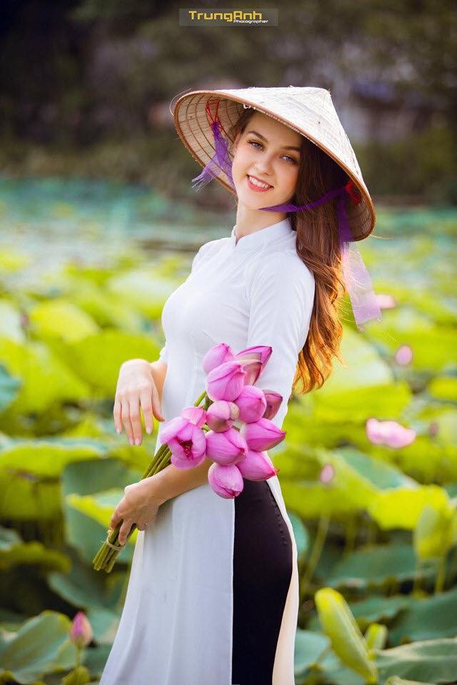 Chẳng cần chiêu trò khoả thân phản cảm, bộ ảnh cô gái Tây dịu dàng bên hoa sen và áo dài cũng đủ khiến dân tình thổn thức Ảnh 7