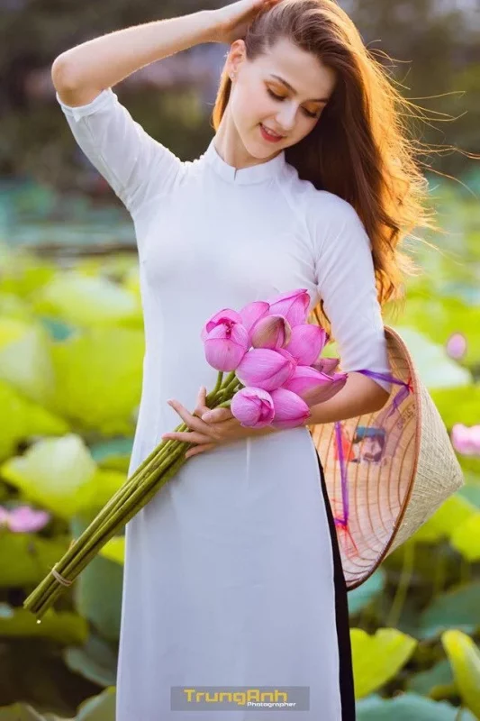Chẳng cần chiêu trò khoả thân phản cảm, bộ ảnh cô gái Tây dịu dàng bên hoa sen và áo dài cũng đủ khiến dân tình thổn thức