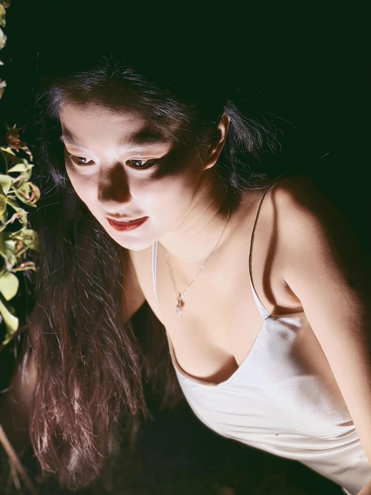 Tích cực khoe vòng một quyến rũ qua các kiểu trang phục lả lơi, Chân Chân khiến bạn trai