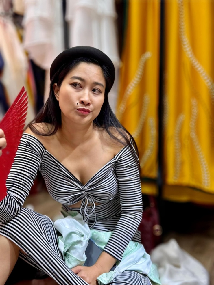 Việt Anh cho biết từ khi yêu bạn gái kém 36 tuổi, nghệ sĩ thấy như được tái sinh, sống lại thời thanh xuân ở tuổi U70 sau 17 năm cô đơn.