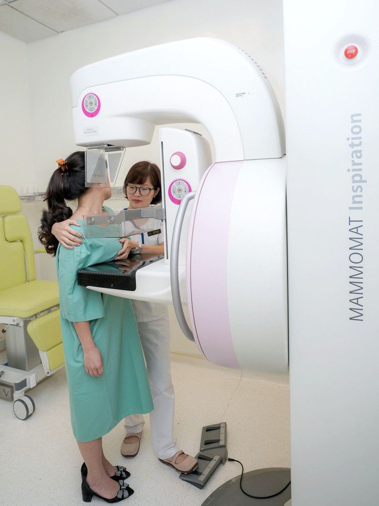 Khi chụp nhũ ảnh, người bệnh cần làm theo hướng dẫn của nhân viên y tế