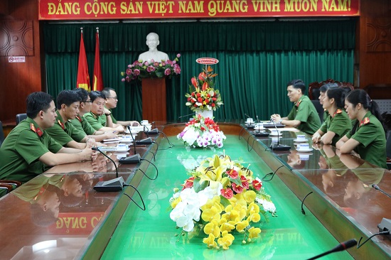 BAN GIÁM HIỆU TRƯỜNG CAO ĐẲNG CẢNH SÁT NHÂN DÂN II CHÚC MỪNG TẠP CHÍ KHOA HỌC CẢNH SÁT NHÂN NGÀY BÁO CHÍ VIỆT NAM