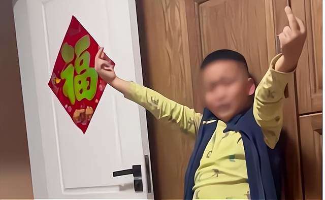 Cha phạt nặng con trai vì cậu bé thích giơ “ngón tay giữa” - 2