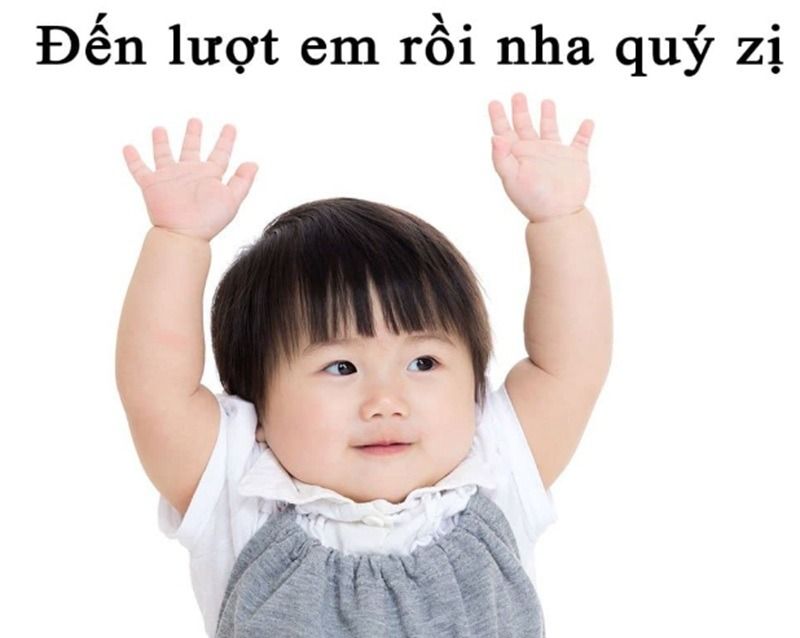 Hình ảnh meme giơ tay theo hành động cụ thể