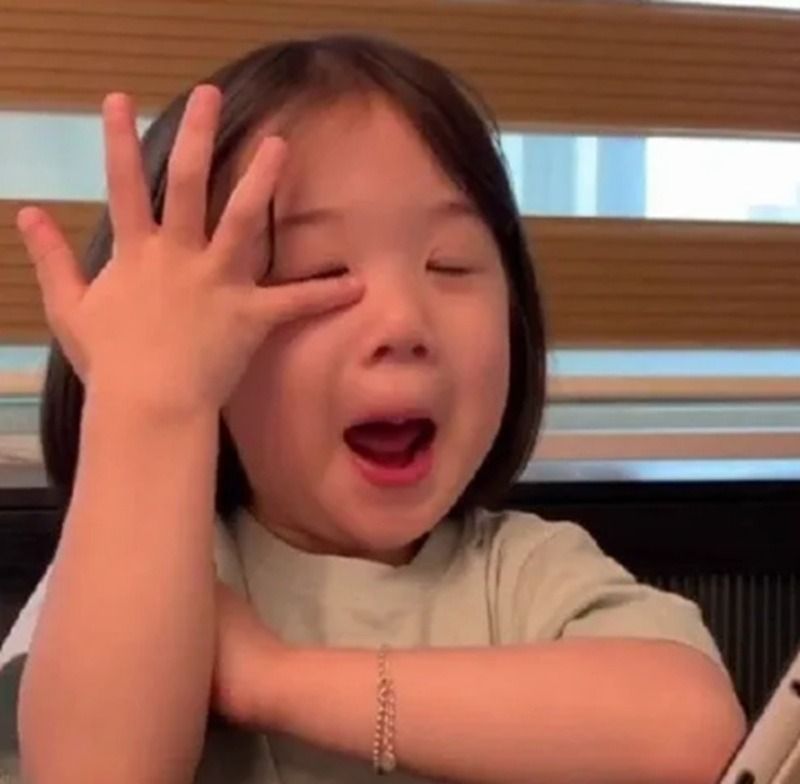 Meme giơ tay hình học sinh chăm ngoan