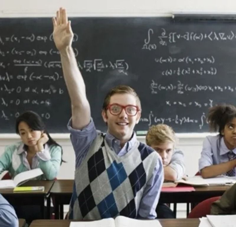 Meme giơ tay hình học sinh chăm ngoan