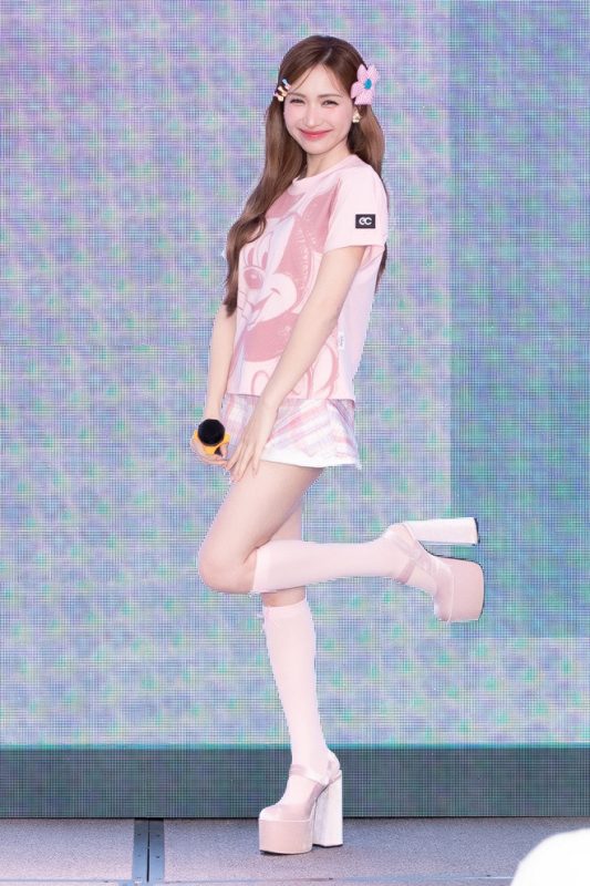 Hoa hậu Ý Nhi kể hậu trường xúc động ở Miss World, Hòa Minzy xinh đẹp ở sự kiện