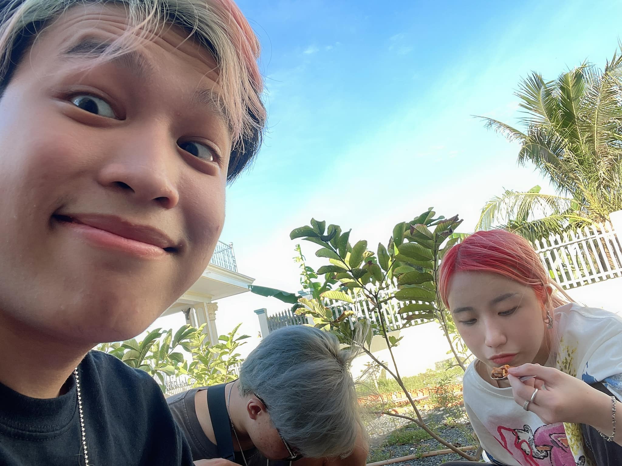 Ảnh của Hiha và Yummie ngoài đời