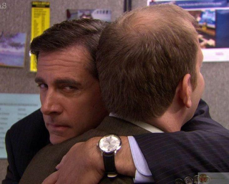 Meme dang tay ôm tạo nên không khí vui nhộn dễ chịu