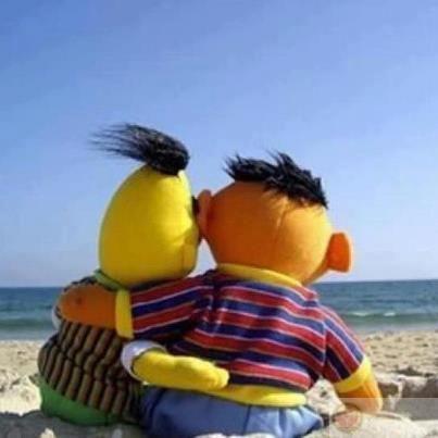 Chia sẻ meme ôm như một cách gửi lời an ủi tinh tế