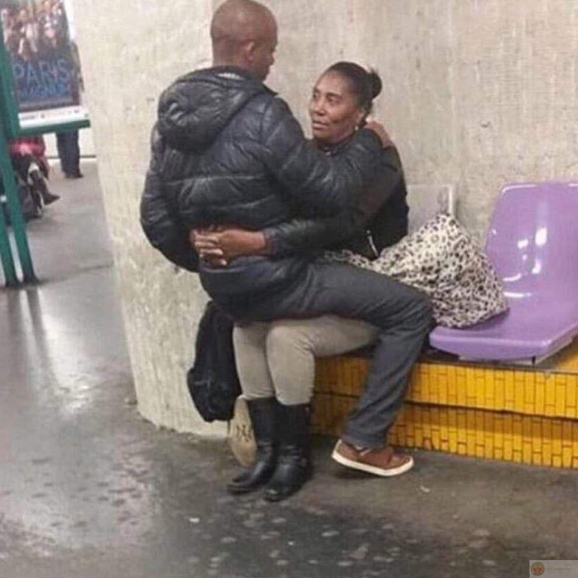 Ảnh meme ôm được sử dụng để bày tỏ tình cảm trong chat