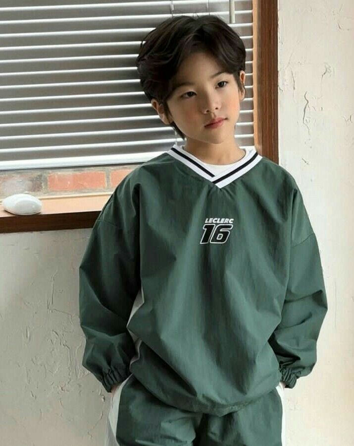 Ảnh trai đẹp 9 tuổi che mặt trở thành phong cách quen thuộc trong các nhóm ảnh hot