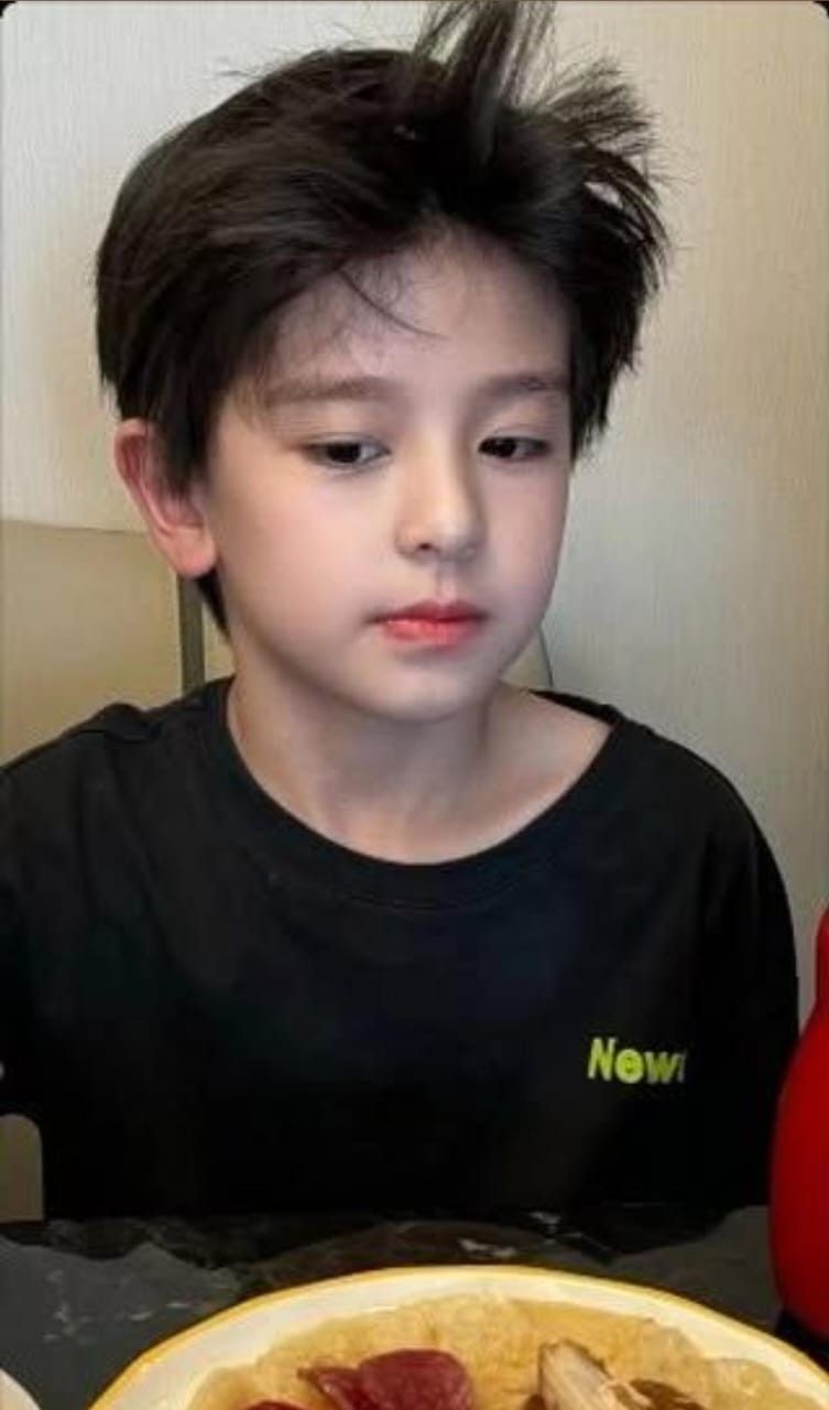 Hình ảnh trai đẹp 9 tuổi che mặt thường tạo cảm giác thú vị và mới mẻ cho người xem