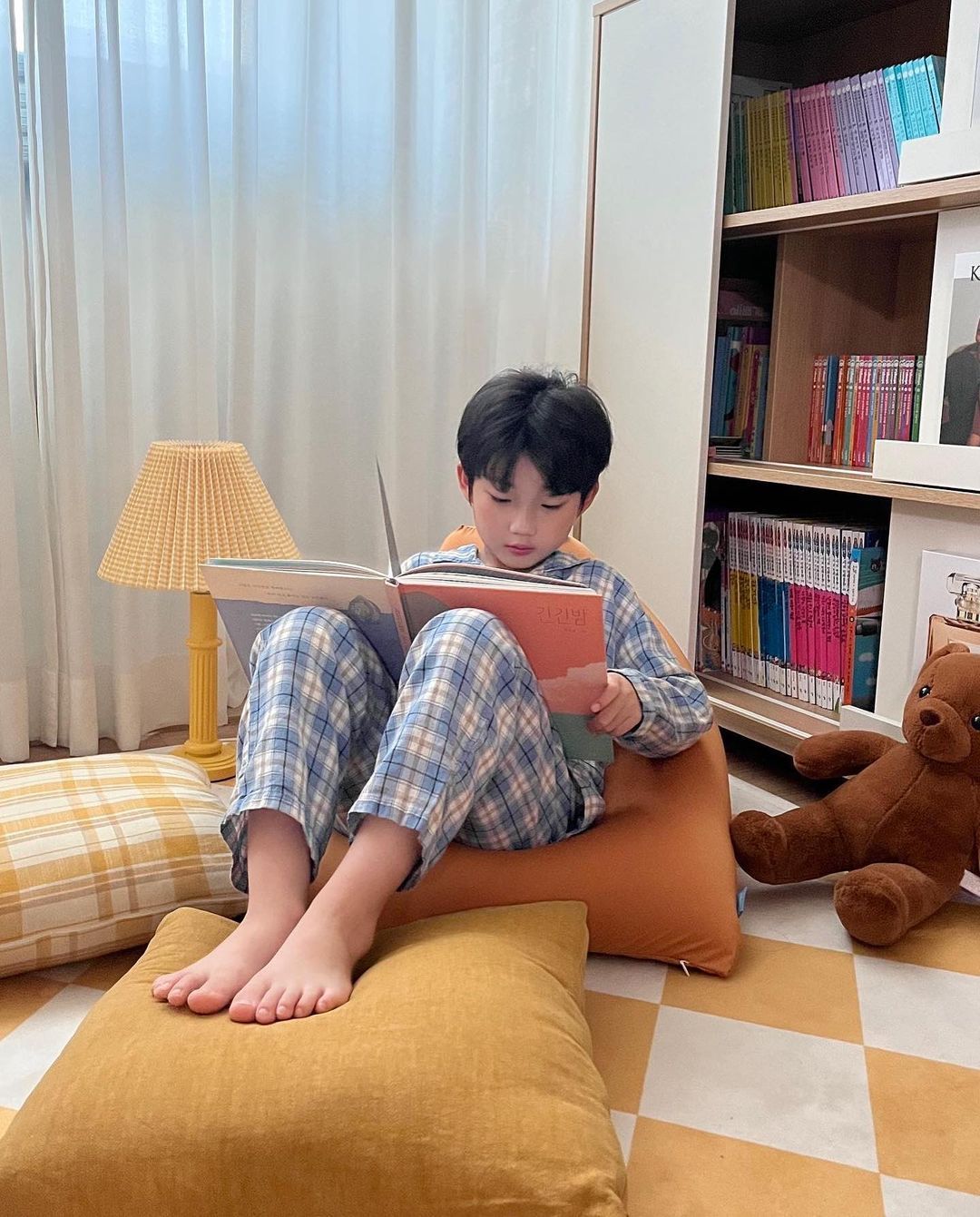 Hình ảnh trai đẹp 9 tuổi Việt Nam lan tỏa sự gần gũi và giản dị trong cộng đồng