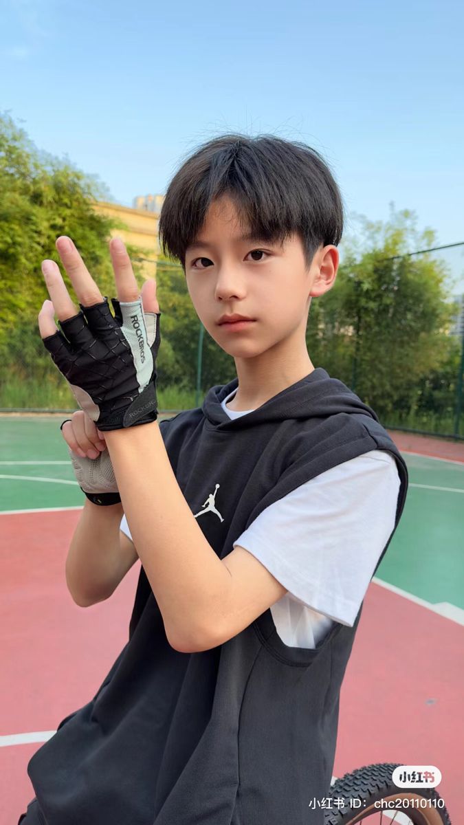 Ảnh con trai 9 tuổi dễ thương thường tạo được sự quan tâm từ cộng đồng mạng trẻ