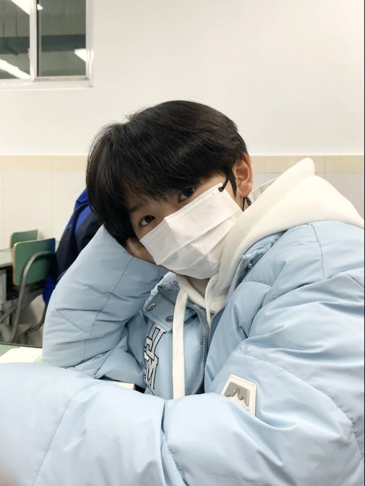 Hình ảnh trai đẹp 9 tuổi che mặt được nhiều người yêu thích vì phong cách đặc biệt