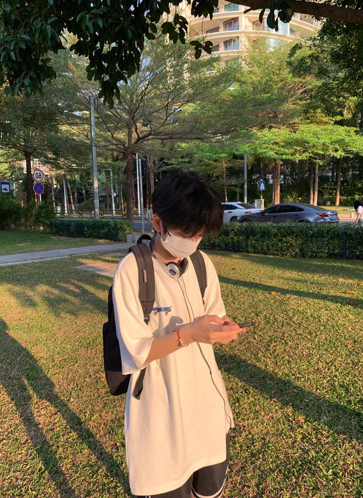 Hình ảnh trai đẹp 9 tuổi che mặt khiến người xem cảm thấy thú vị và độc đáo hơn