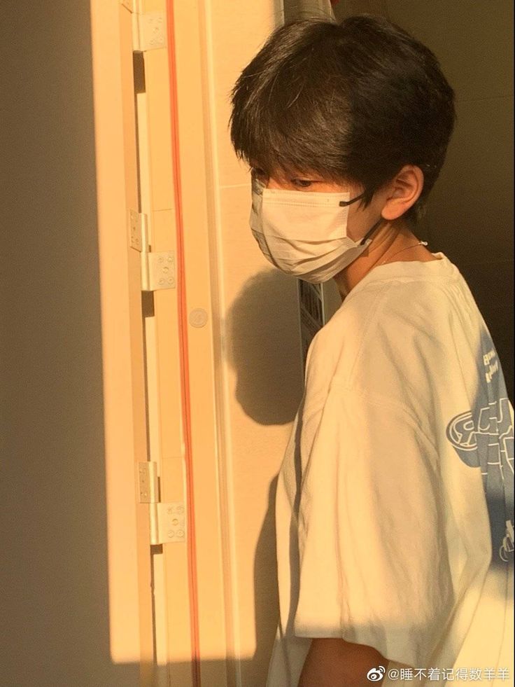 Hình ảnh trai đẹp 9 tuổi che mặt khiến nhiều người tò mò và tìm kiếm chia sẻ