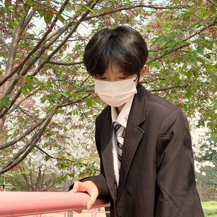 Hình ảnh trai đẹp 9 tuổi che mặt thường tạo sự tò mò trong cộng đồng mạng