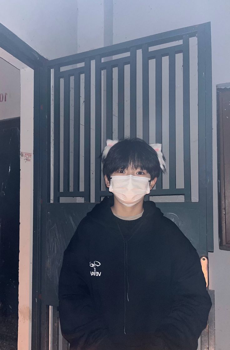 Những hình ảnh trai đẹp 9 tuổi lan truyền mạnh mẽ trên nhiều nhóm cộng đồng trực tuyến