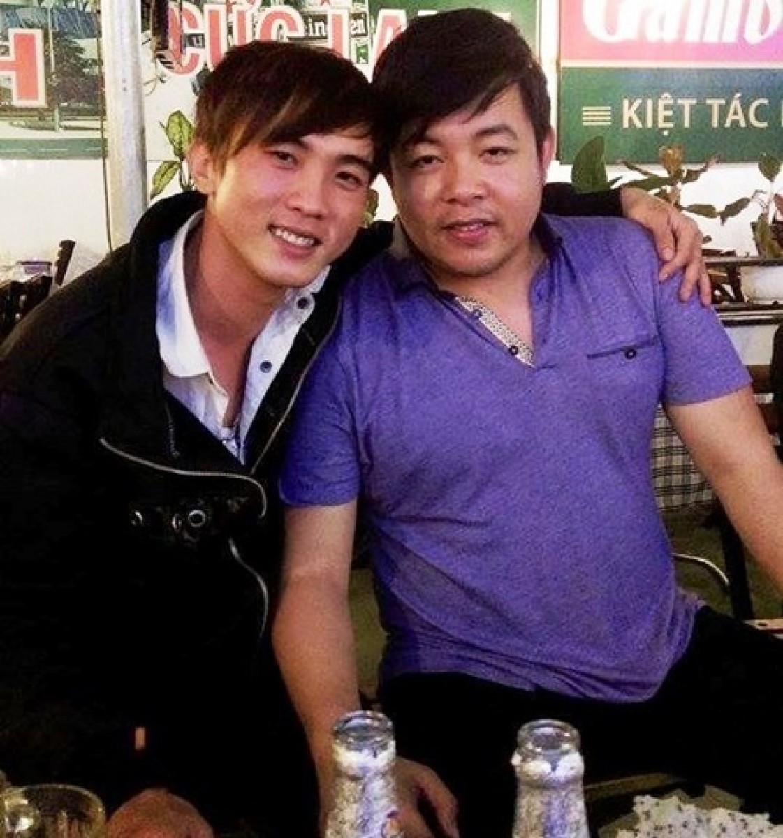 Chàng trai bán kẹo kéo chụp ảnh cùng Quang Lê