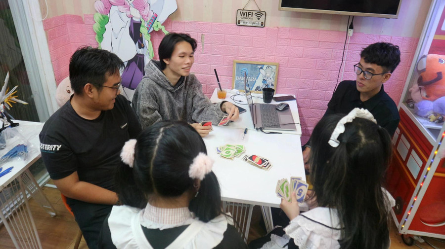 Mai chuẩn bị nước cho khách