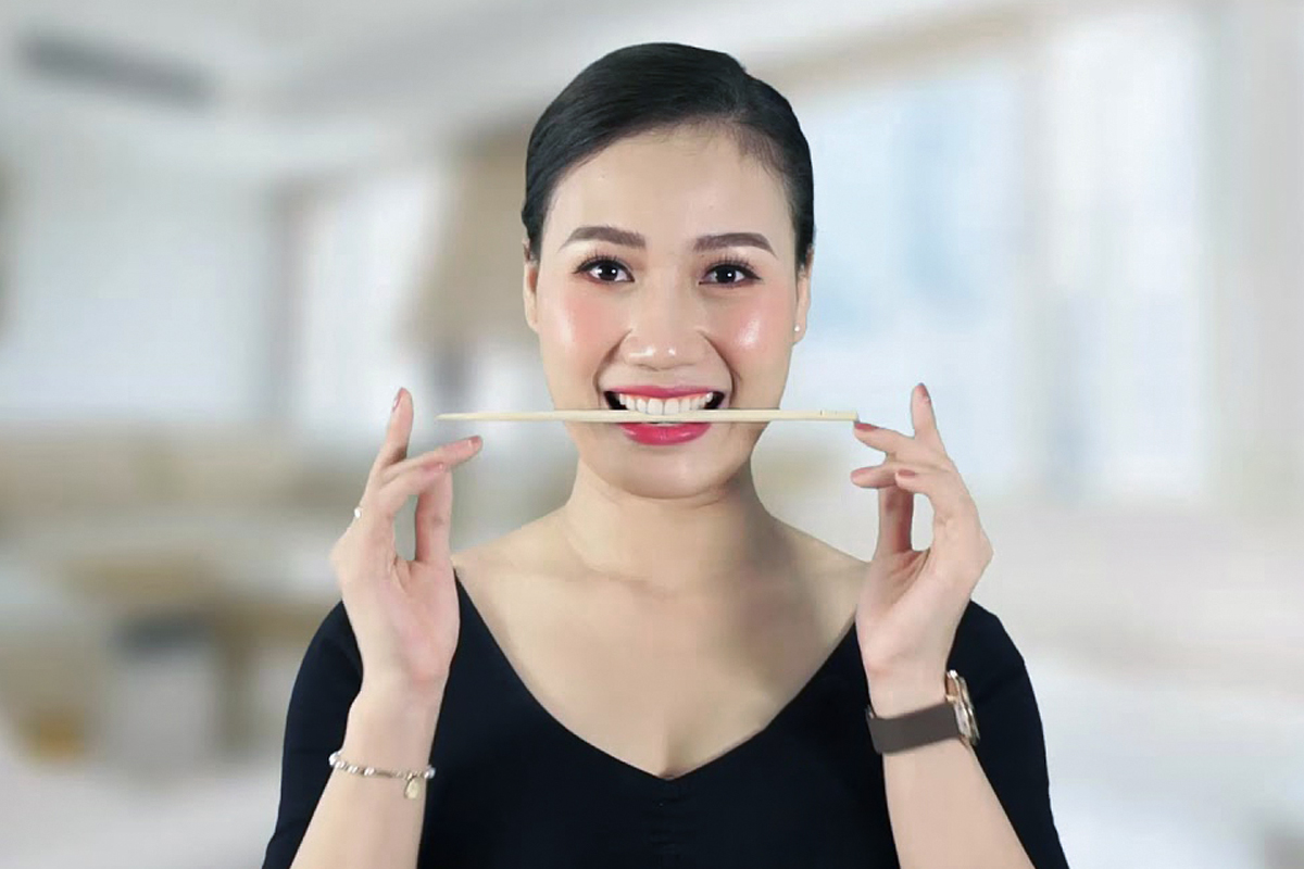 LUYỆN TẬP ĐỂ CÓ NỤ CƯỜI ĐẸP - BÍ QUYẾT CHO GƯƠNG MẶT TOẢ SÁNG TỰ NHIÊN