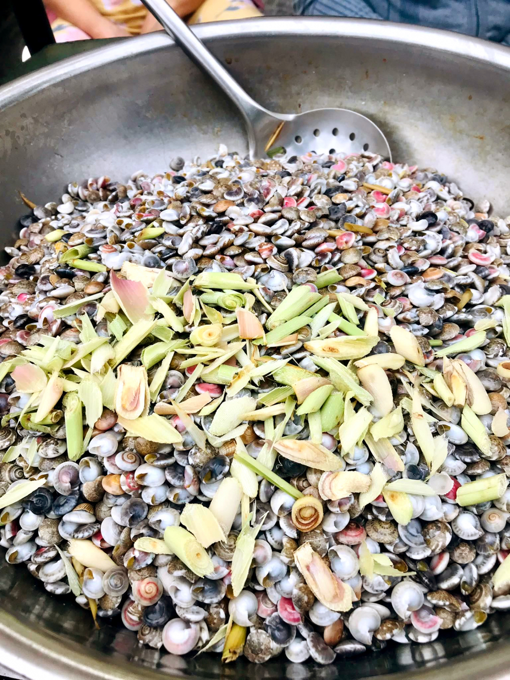 Vào thời điểm này, nhiều người đi chợ không thể bỏ qua hàng ốc lể