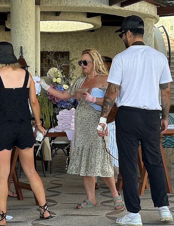 Britney Spears mặc lôi thôi, lộ ngực khi đi dạo ở resort