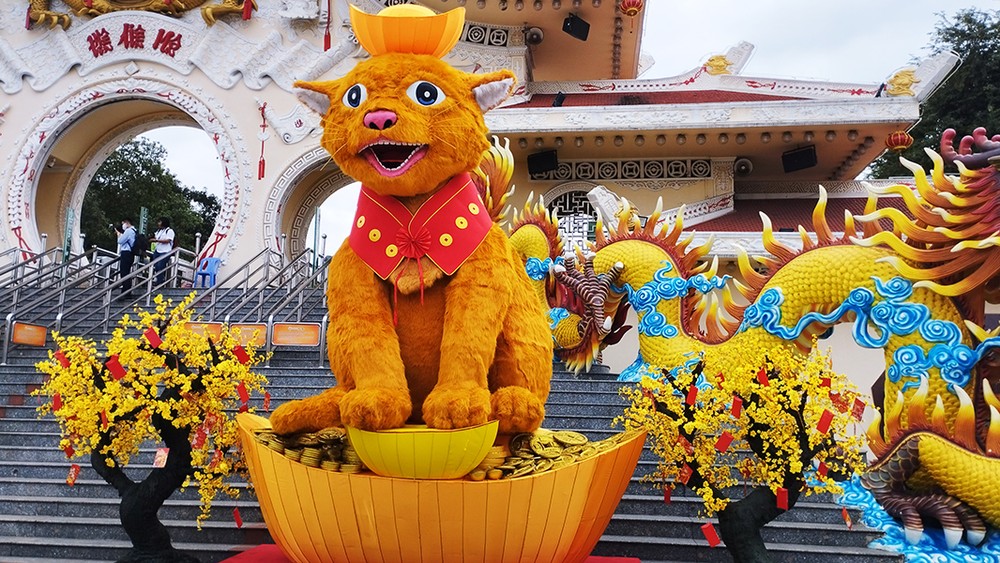 Màn "lột xác" bất ngờ của linh vật mèo ở Suối Tiên. Ảnh: Thanh Tú