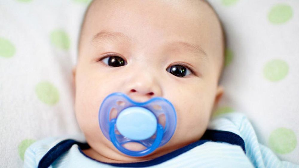 Khi nào trẻ có thể bắt đầu sử dụng núm vú giả?