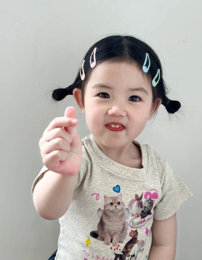 bé thương thương từ meme bắn tim