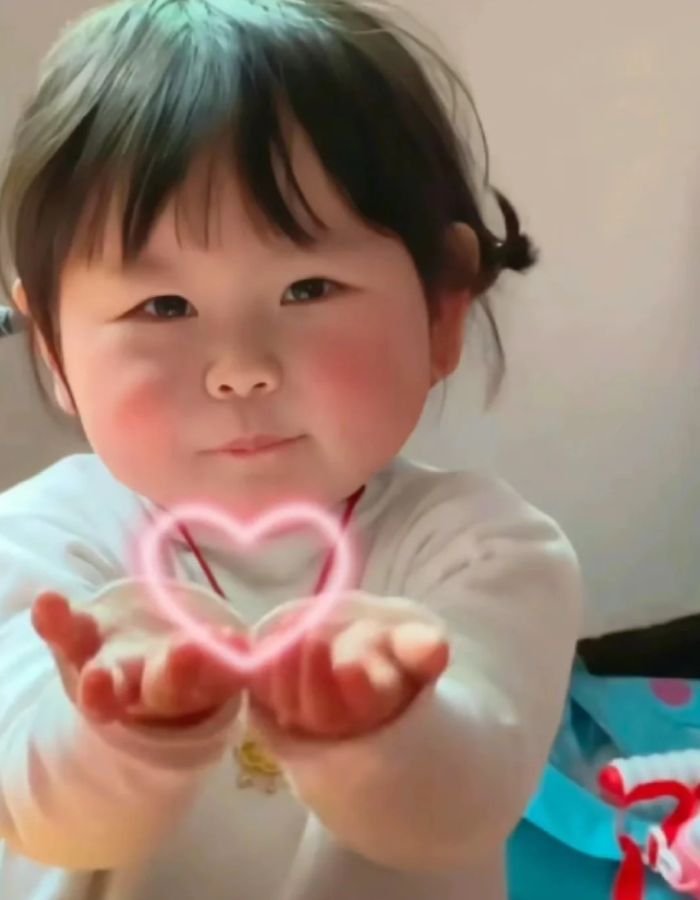 nhìn dễ thương của meme bắn tim liền