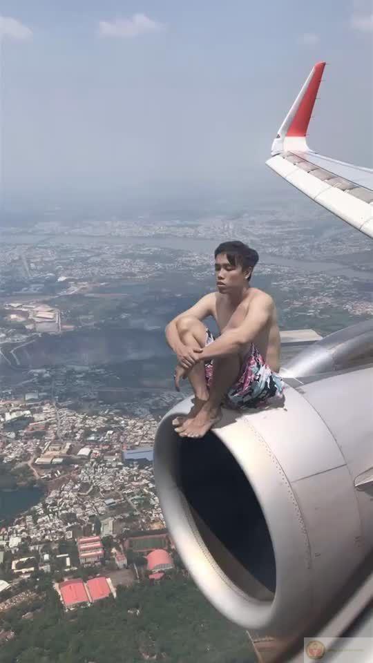 Đứng như tượng, đợi ai đó lên tiếng giải thích