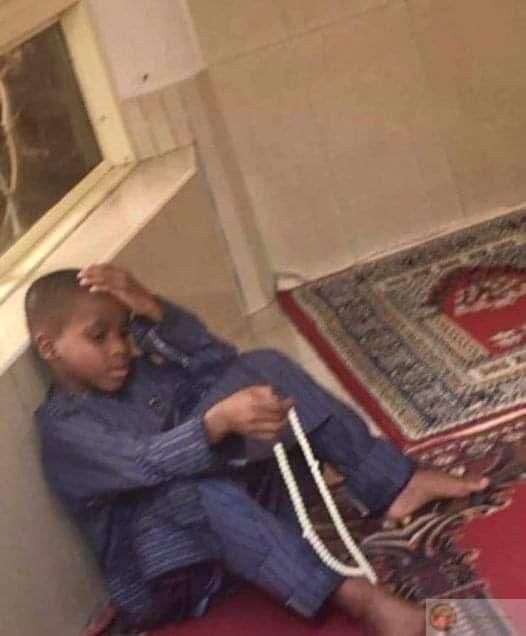 Khi mọi người lúng túng, ta chỉ đứng và… chống