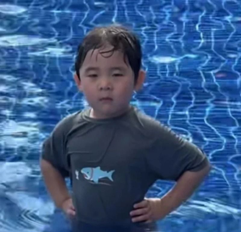 Meme bé gái/bé trai chống nạnh